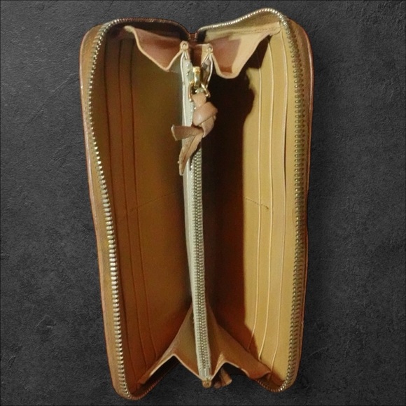 Bottega Veneta Intrecciato Leather Zip Wallet Clutch – Made in Italy - Picture 6 of 12